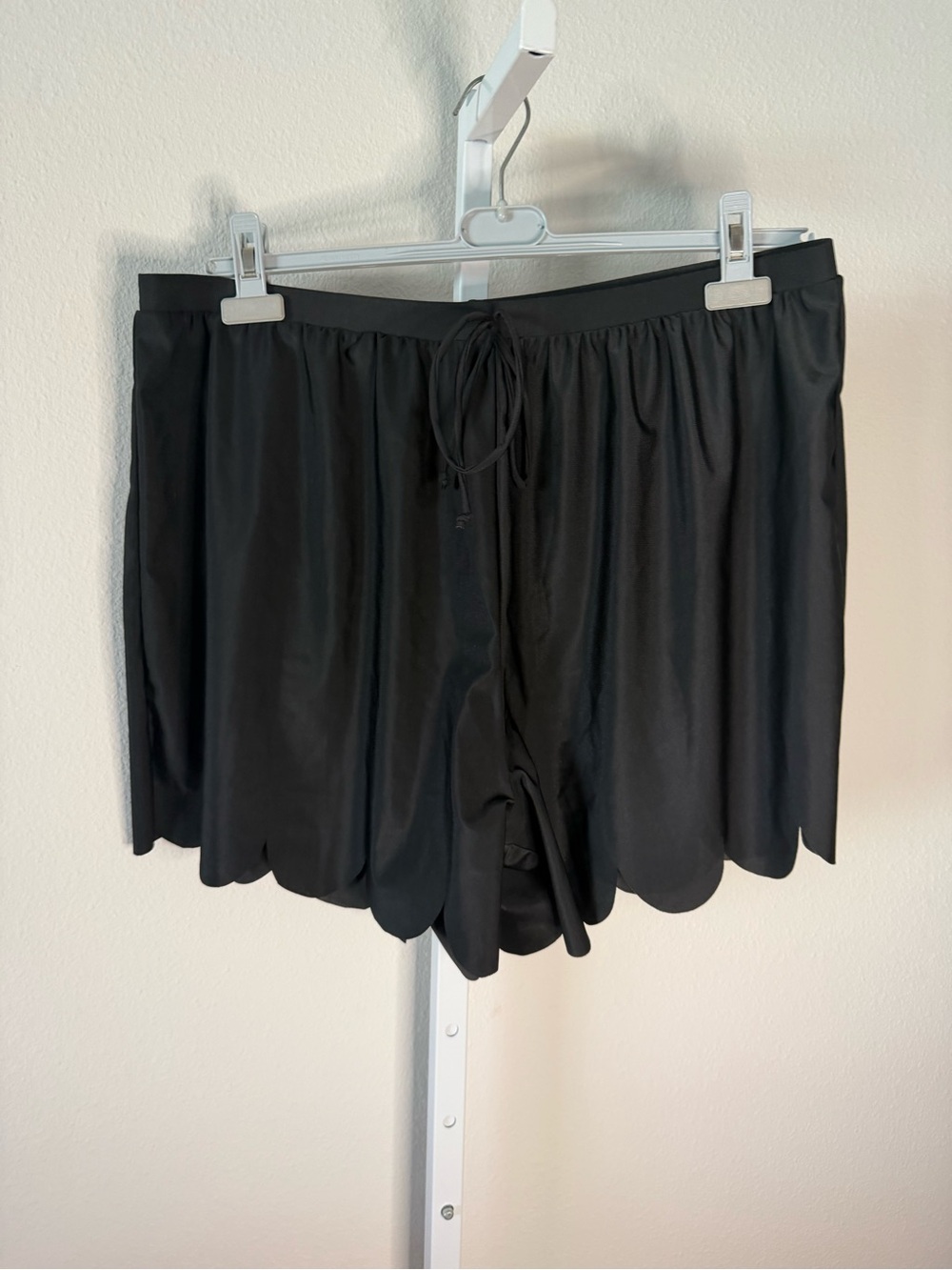 NWOT-Black Scallop Hem Women's Shorts